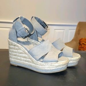 Universal Thread gray wedge sandals